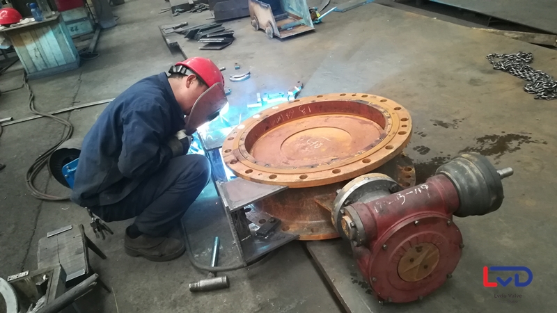 鋁都閥門DN600雙偏心法蘭蝶閥站腳、起吊環(huán)焊接加工現(xiàn)場