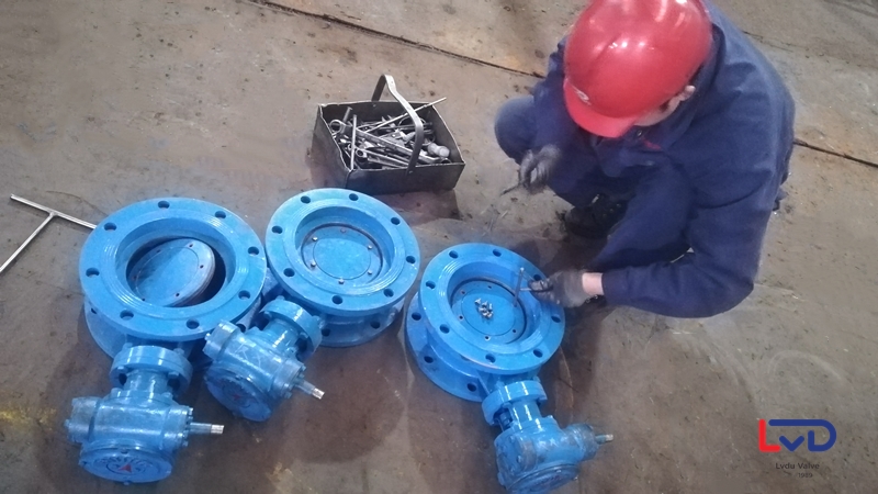 鋁都閥門嚴把質(zhì)量關(guān)dn200雙偏心法蘭蝶閥發(fā)貨前再次質(zhì)檢